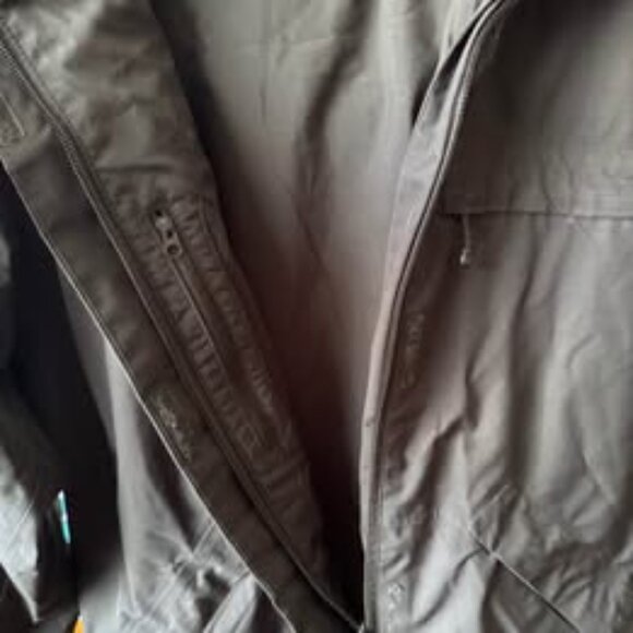 MEC Rain Jacket - Women's size L - Picture 3 of 6
